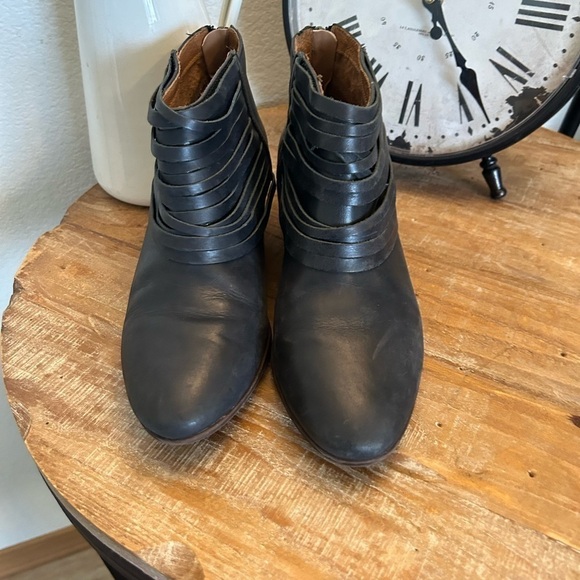 Clarks Artisan SPYE CELESTE Women Black Leather
Back Zip Bootie Boot Size 7 - Picture 3 of 9